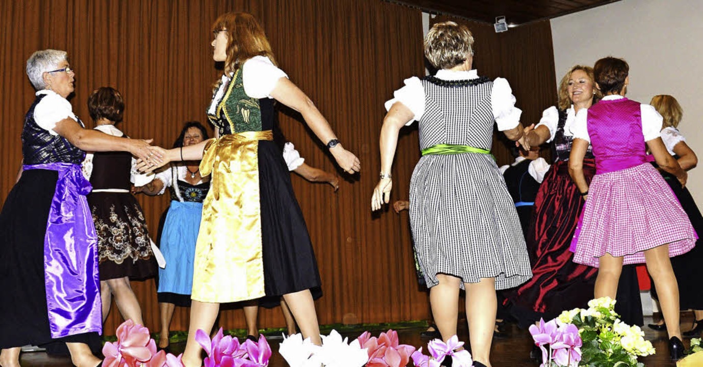 Die neu formierte Frauentanzgruppe Rai... Gesangvereins ihren ersten Auftritt.   | Foto: Georg Diehl