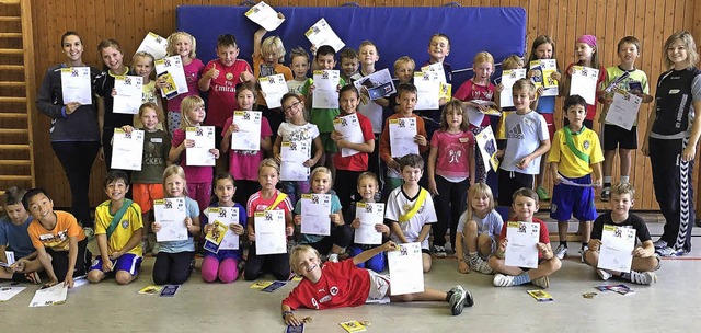 Beim Handballtag in der Grundschule Fa...zeigten die Teilnehmer ihre Urkunden.   | Foto: ZVG