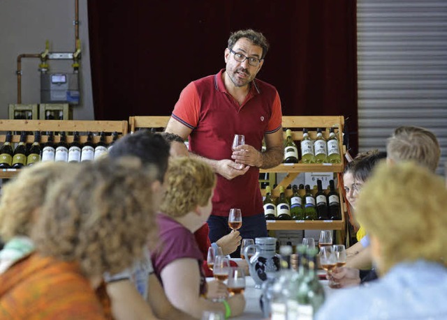 Wein ist eine Herzenssache: Andreas Vgele bei der Weinprobe mit Studierenden.   | Foto: Rita Eggstein