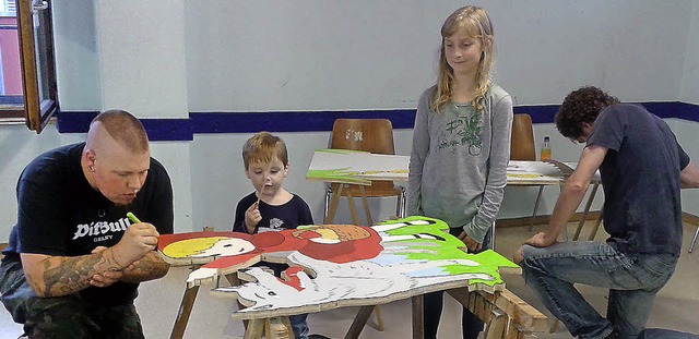 Kinder und Erwachsene griffen im Kinde...oration fr die Mrchentage zu malen.   | Foto: Kinderhaus