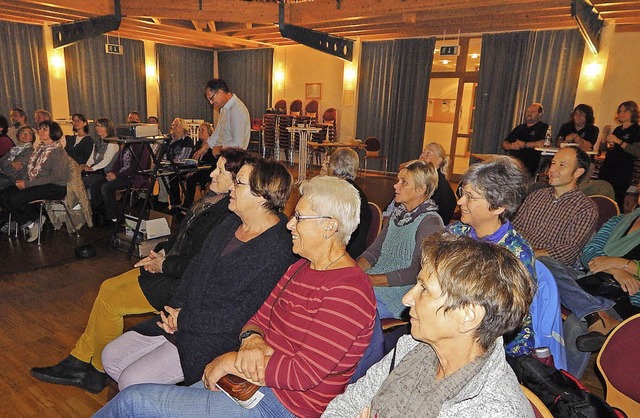 Zum Auftakt der Filmabendreihe im Pfar...berraschend vielen Besucher begren.   | Foto: Claudia Gempp