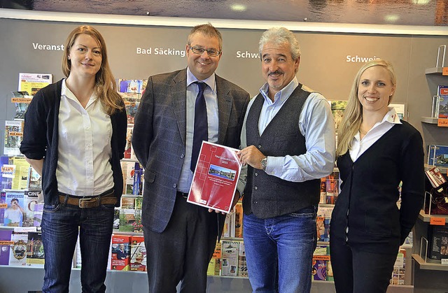 Ein druckfrisches Exemplar des Bad Sc...Susanne Overbeck und Elisabeth Jacobi   | Foto: Axel Kremp