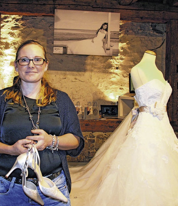 Martina Gaßmann, Inhaberin der Hochzei... ihren ausgestellten Hochzeitskleidern  | Foto: BZ