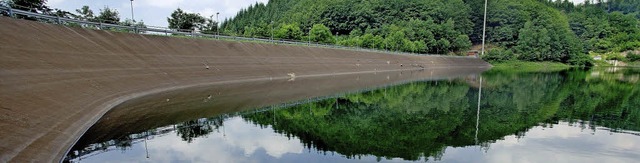 Der Damm des Wehrabeckens soll durch eine Stahlkonstruktion erhht werden.   | Foto: Schluchseewerk AG