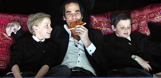 Mit seinen Jungs: der Musiker, Autor und Schauspieler Nick Cave   | Foto: rem