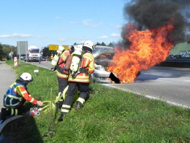 Die Feuerwehr  lschte das brennende  ...fekt  im Motorraum das Feuer auslste.  | Foto: Feuerwehr