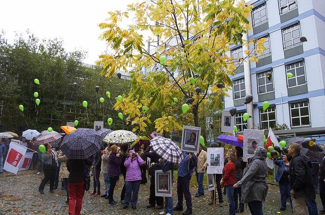 Luftballons sollen den Protest zur Konzernspitze tragen.  | Foto: Rderer Hubert