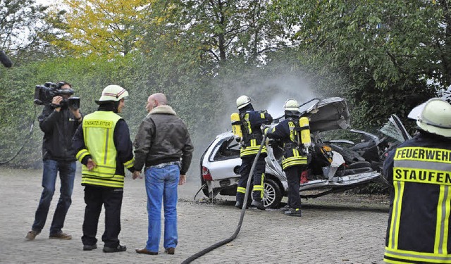 Die Staufener Feuerwehr lscht fr Dreharbeiten.   | Foto: Rainer Ruther