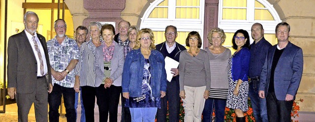 Brgermeister Ernst Schilling (links) ...strgern des Blumenschmuckwettbewerbs.  | Foto: Jrg Schimanski