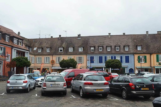 Der Parkplatz auf dem Breisacher Markt...h auch wieder mit franzsischen Autos.  | Foto: Elisabeth Saller