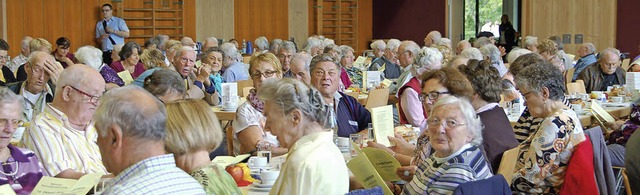 ber 300 Emmendinger Senioren lieen s...le auf Einladung der Stadt verwhnen.   | Foto: Pia Grttinger