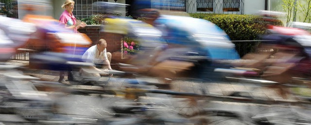 Ein flchtiger Augenblick beim Radrennen: Das Peloton rast vorbei.   | Foto:  DPA