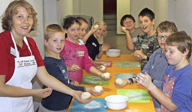 Lecker schmecker: Beki-Fachfrau Silvia...mt frische Brtchen am laufenden Band.  | Foto: Christa Maier