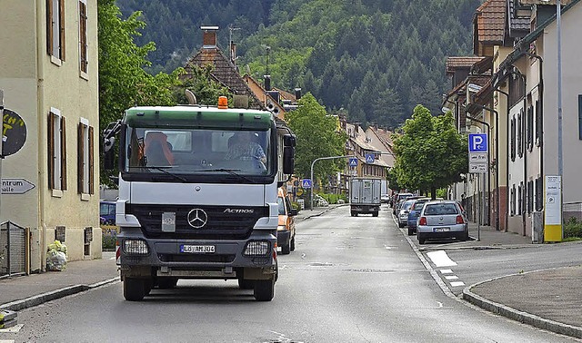 Auffllmaterial fr die Steinbrche  m... Lkw durch Kandern angefahren werden.   | Foto: Maier