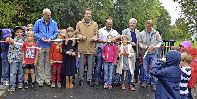 Mit der Untersttzung von Schlern, di...er (Bauunternehmer)  das  Band durch.   | Foto: G. Lck