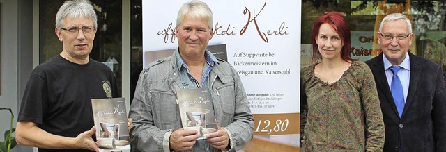 Bei der Buchprsentation in Btzingen,...nd dem Verleger Ernst Lavori (rechts).  | Foto: Mario Schneberg