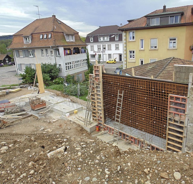 An der Grobaustelle der Neuen Mitte v...ortschritte der Arbeiten informieren.   | Foto: Michael Gottstein