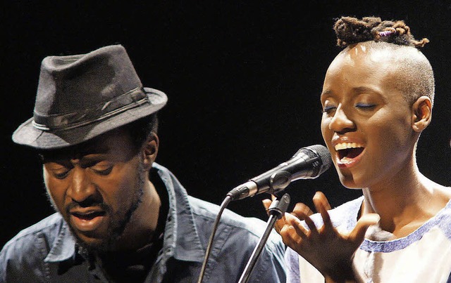 Percussionist Koto Drawa singt mit Gisandji   | Foto: Carola Bruhier