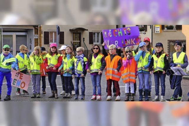 Schulkinder gehen auf die Strae