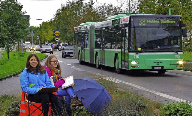 An Kreuzung B 434/Gmeiniweg zhlten am...Maksic (links) und Sabrina Hornberger.  | Foto: Rolf Reimann