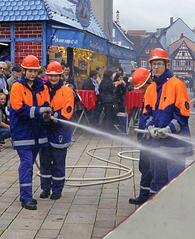Junge Feuerwehrleute im &#8222;Lscheinsatz&#8220;   | Foto: Julia Trauden