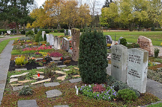 Grber auf dem Lrracher Hauptfriedhof.   | Foto: N. Trenz