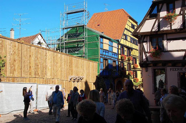 Blickdicht abgeschottet &#8211; im Stadtbild von Riquewihr klafft eine Lcke.  | Foto: Nckles