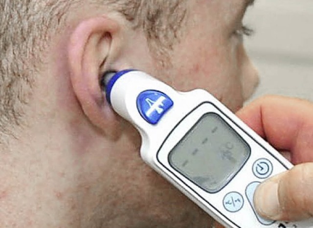 Kontrolle am Ohr: mit dem Fieberthermometer gegen Ebola.   | Foto: dpa