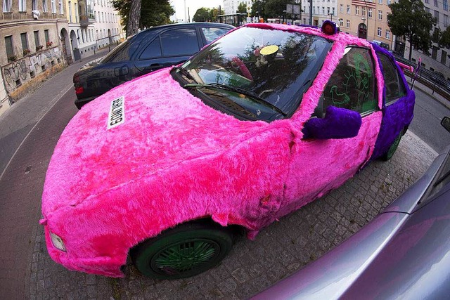 Dieser Gebrauchte kostet nur einen Kus...ob die Farbe so ganz die richtige ist?  | Foto: dpa