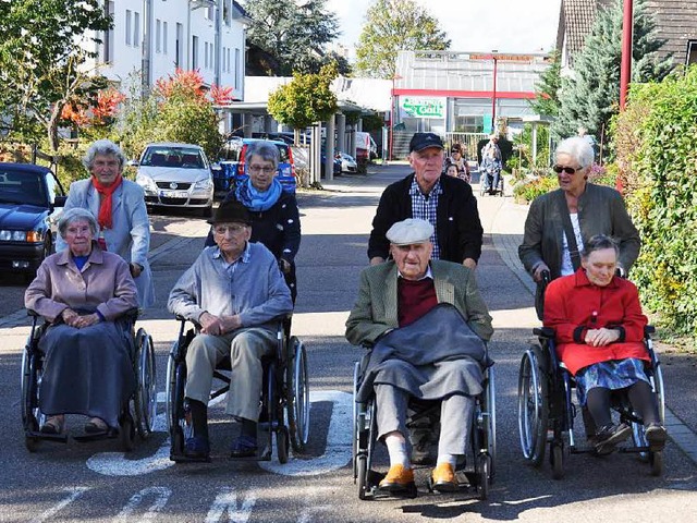 Eine Gruppe von ehrenamtlichen Helfern...geheims bei ihren Rollstuhlausfahrten.  | Foto: Kai Kricheldorff