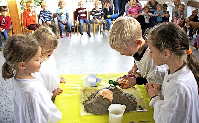 Die Kinder zeigten eines ihre Experimente.   | Foto: Erika Sieberts
