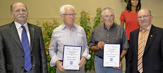 Erwin Sterzenbach gehrt seit 40 Jahre...z (rechts) gratulierte den Jubilaren.   | Foto: Privat