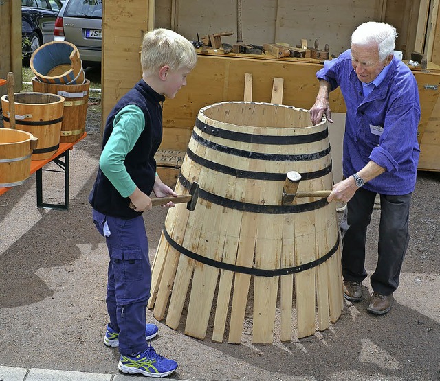 Der 82-jhrige Walter Lehmann aus Dona... das traditionelle Kferhandwerk vor.   | Foto: Liane Schilling