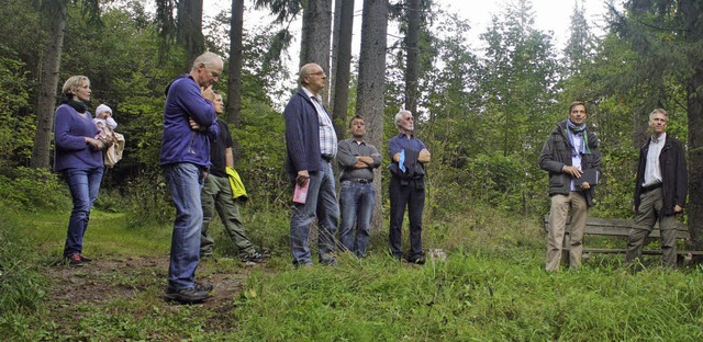 Der Ortschaftsrat Saig hat sich das Gelnde angeschaut.   | Foto: J. Frommherz