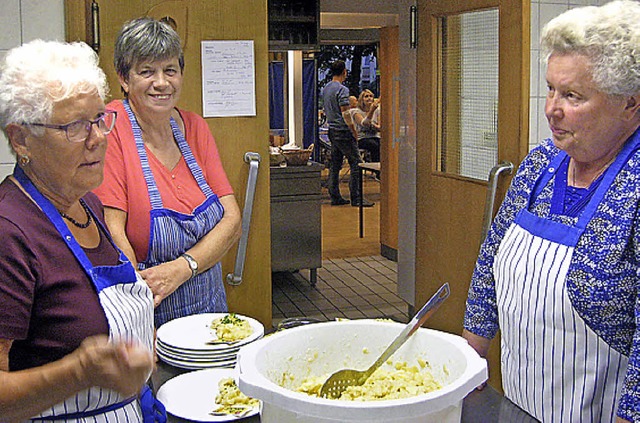 Helferinnen bei der DRK-Blutspende: Fr...r, Antonie Domzol, Gertrud Neckermann   | Foto: DRK