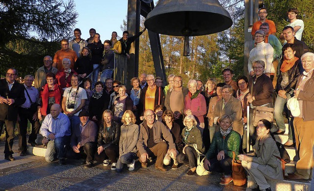 Erinnerungsfoto unter der Friedensgloc...ingsfamilie Elzach zu Besuch ins Telfs  | Foto: ZVG