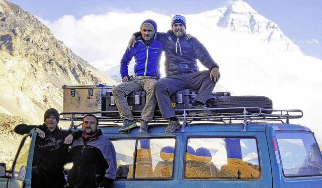 Die Nggenschwieler Indien-Fahrer (von...ndle im Himalaya vor dem Mount Everest  | Foto: Privat