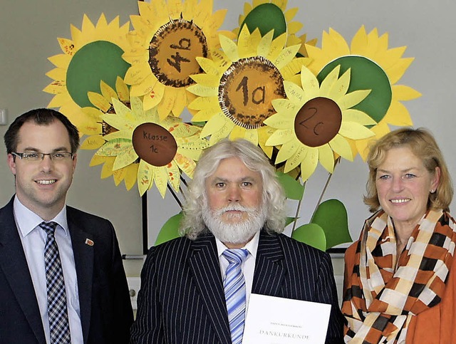 Sag&#8217;s mit Sonnenblumen: Zum 40. ...nd Schler fr ihren Rektor gebastelt.  | Foto: Reinhard Herbrig