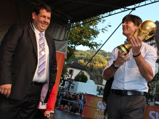 Und er hat den Pokal mitgebracht!  Lw mit Brgermeister Schelshorn.  | Foto: Hermann Jacob