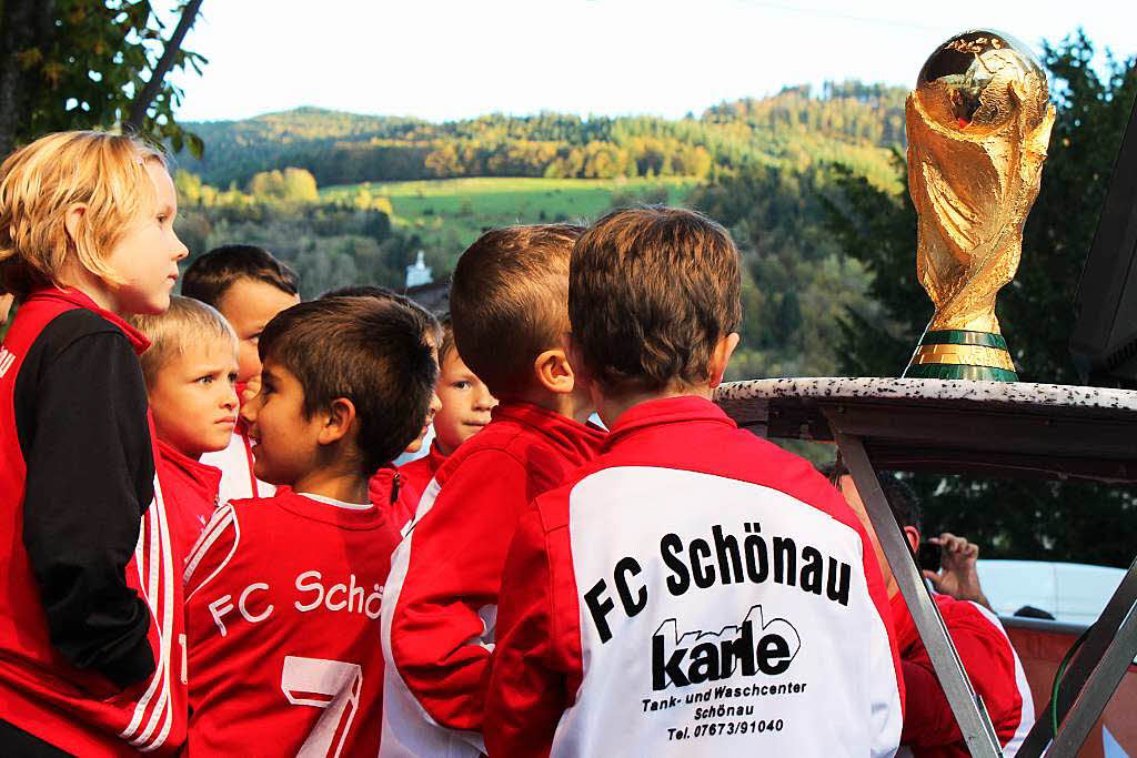 Junge Kicker des FC Schnau bestaunen den WM-Pokal