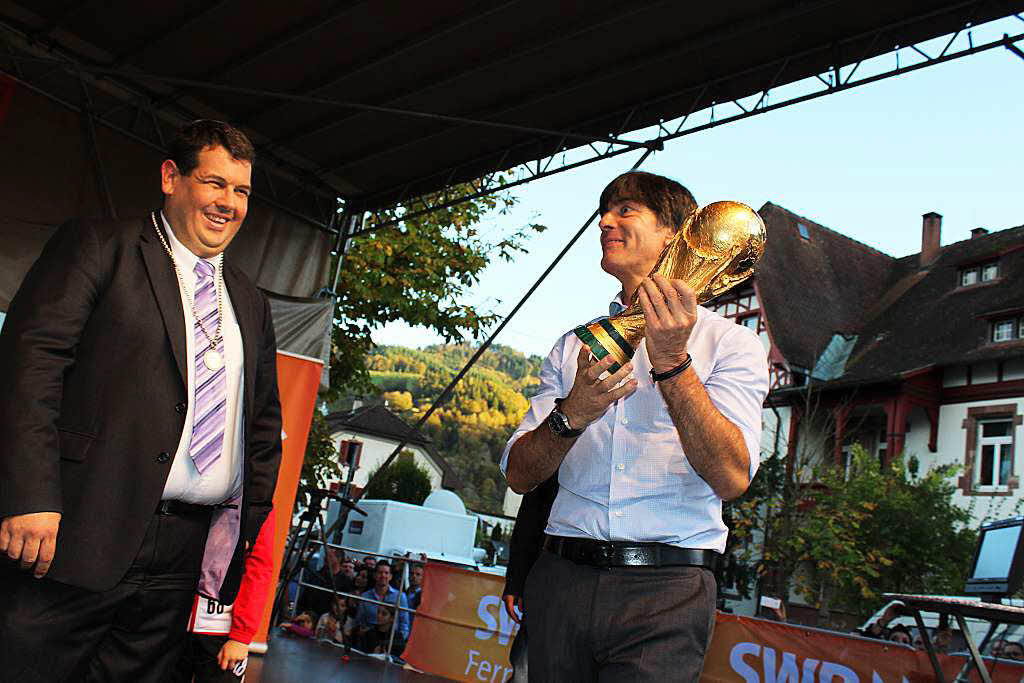 Brgermeister Schelshorn, der Bundestrainer – und der WM-Pokal