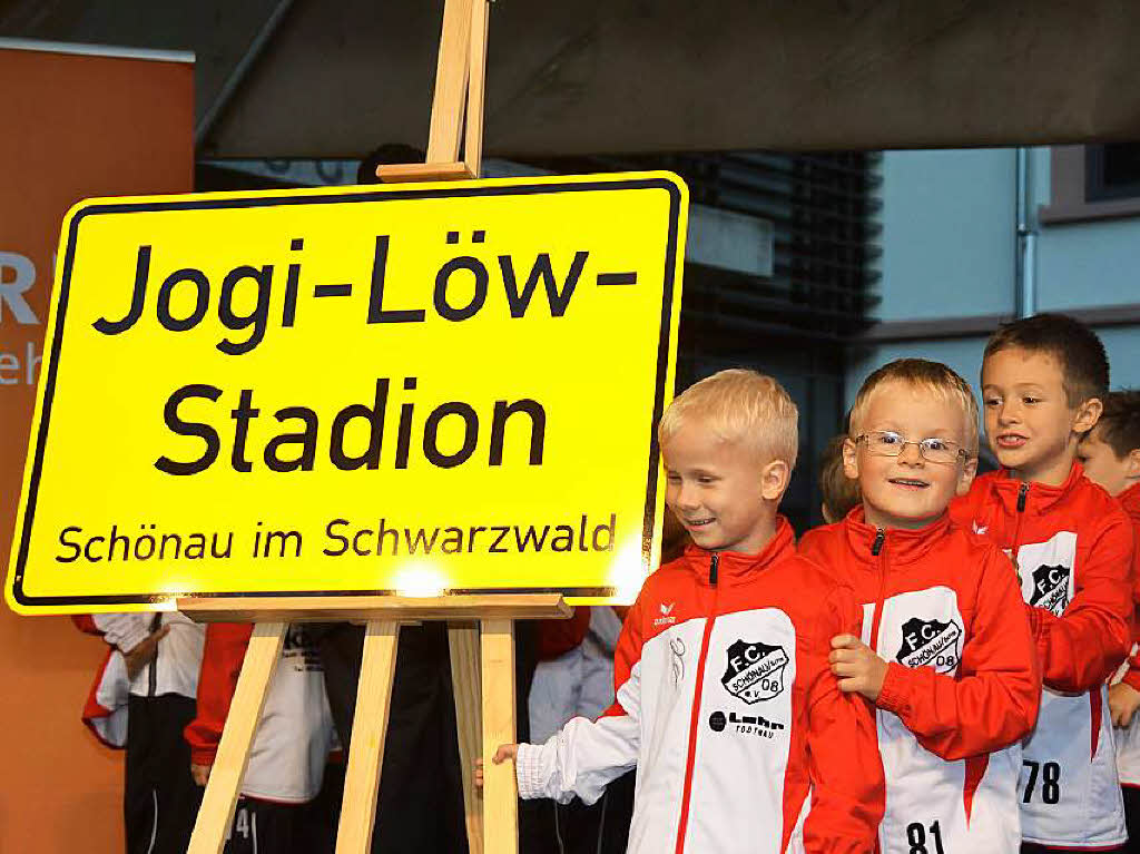 Stolz sind die kleinen Kicker aufs Jogi-Lw-Stadion