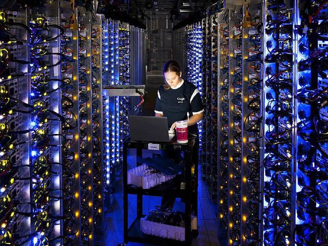 Serverfarmen, Datenstrme, Clouds: Software bestimmt unser Leben.  | Foto: dpa