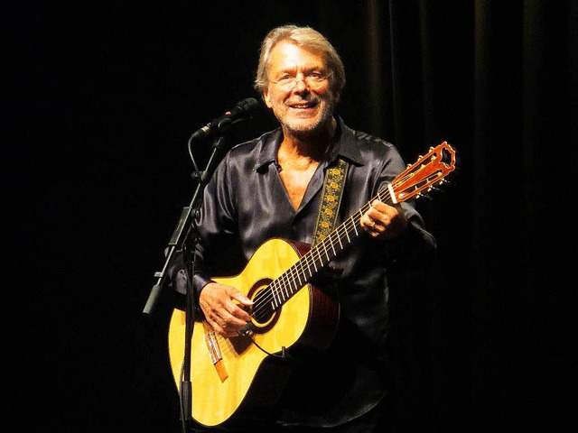 Ein Stck Musik von Hand gemacht: Reinhard Mey bei seinem Auftritt in Freiburg.  | Foto: Anselm Buhoff