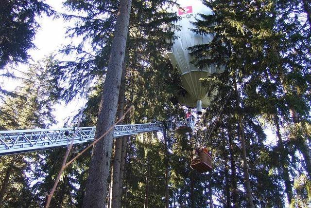 Gasballon verfängt sich bei Titisee-Neustadt in Bäumen