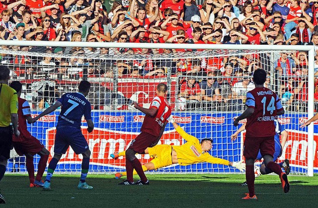 Roman Brki kann trotz guter Leistung das 0:2 durch Caligiuri nicht verhindern.  | Foto: Michael Heuberger