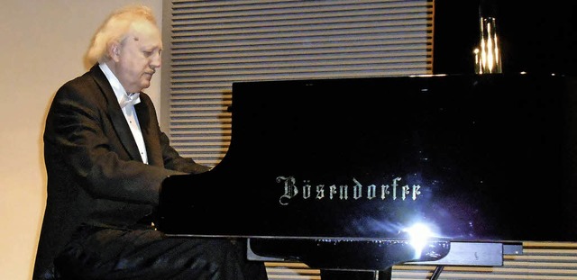 Der Pianist Vitali Berzon begeisterte ...er Auswahl romantischer Klavierstcke.  | Foto: Simon Tenz