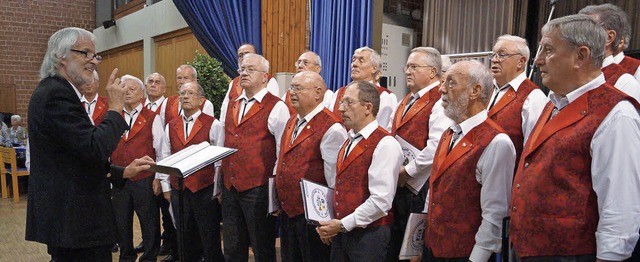 Die Chorgemeinschaft Bad Bellingen unt... Gnter Meyer bewies ihre Stimmgewalt.  | Foto: silke hartenstein