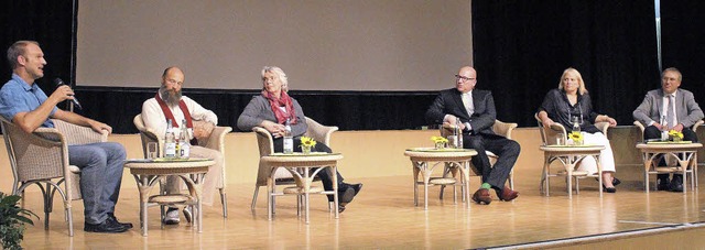 Auf dem Podium (von links): Jens Terju...tender Dekan im Kirchenbezirk Lrrach)  | Foto: Anja Bertsch