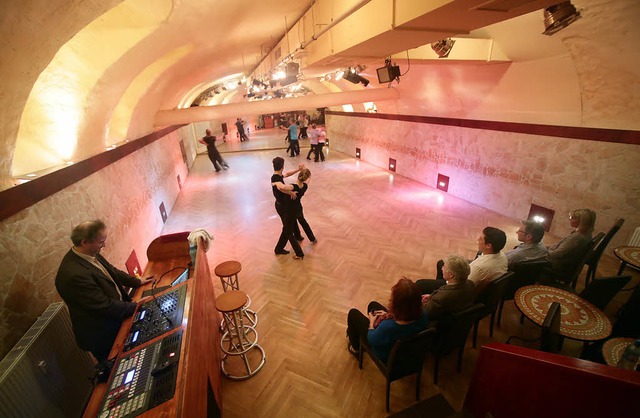 Die Besucher bekommen eine Prsentation im Gewlbekeller.   | Foto: Christoph Breithaupt